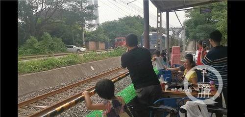 火车现场路人吃瓜,路人围观吃瓜，揭秘旅途中的趣味瞬间