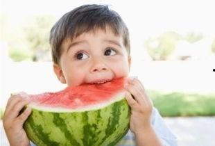 亲子吃瓜可爱瞬间,吃瓜乐趣无限