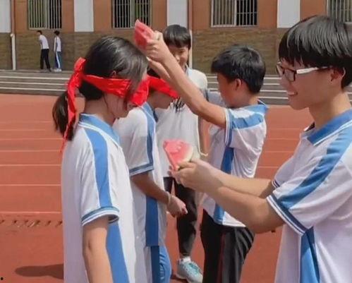 高校女生跳舞吃瓜,瓜香四溢的欢乐时光